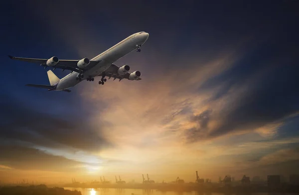 Avión de pasajeros volando en el hermoso cielo oscuro —  Fotos de Stock