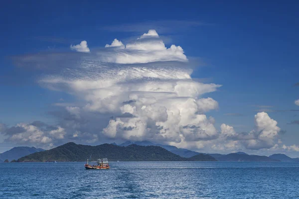 Barco de pesca e céu azul nuvem branca koh chang trad tailândia — Fotografia de Stock