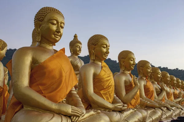 金泰国佛像佛教寺庙 — 图库照片