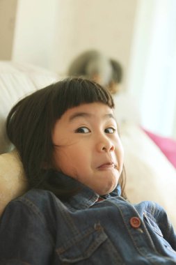 Asyalı çocuk mutluluk duyg oyun komik ve güzel yüzü