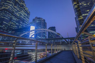 Ofis Binası ve trafik ışığı sathorn road silom içinde en imp