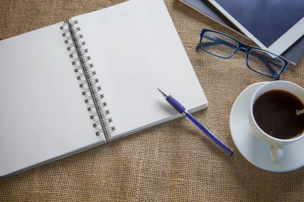 Leere weiße Papiertagebuch auf Couchtisch — Stockfoto