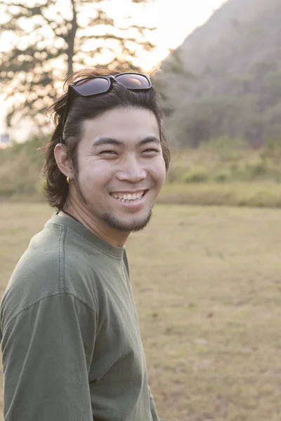 Aziatische jongere man toothy lachende gezicht geluk emotie staande — Stockfoto