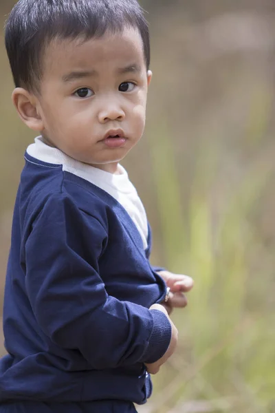 Testa girato ritratto di asiatico piccolo ragazzo cerca occhi contatto a c — Foto Stock