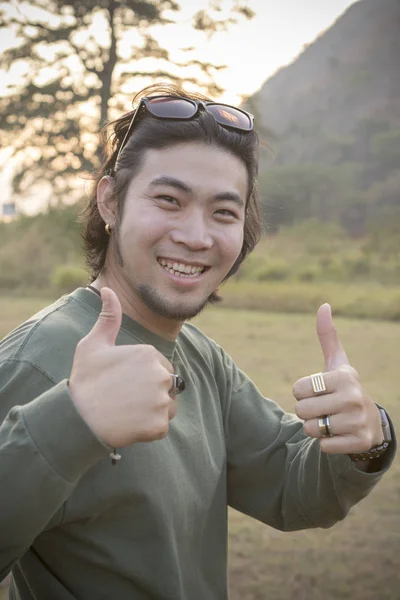 Πορτρέτο της Ασίας hipster άνθρωπος toothy χαμόγελο με την ευτυχία — Φωτογραφία Αρχείου