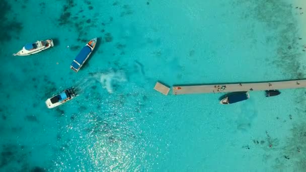 Vista aérea de lancha rápida y muelle flotante en racha isla phuket thailand — Vídeos de Stock