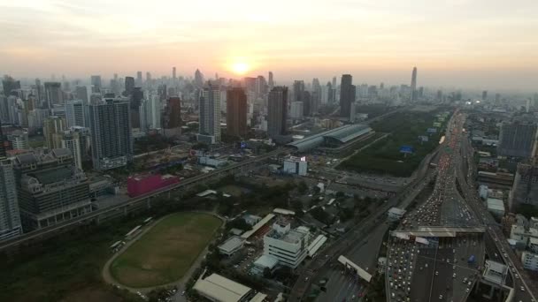 Veduta aerea del grattacielo di Bangkok e del modo espresso della città — Video Stock