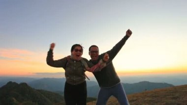 yüksek dağ tatil seyahat üzerinde Asya erkek ve kadın mutluluk duygu