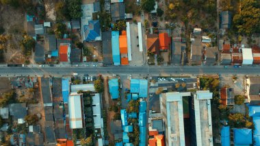 Yani görünümü klong wan prachuap khiri khan şehirde ev çatı üzerinde top