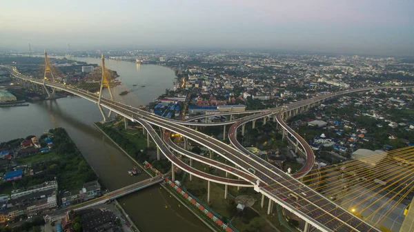 Letecký pohled na bhumibol most přejezd chaopraya řeky v bangk — Stock fotografie