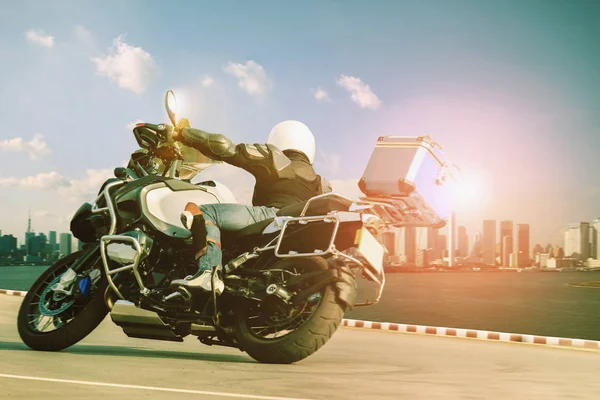 Homme équitation moto itinérante sur courbe forte pour voyager et c — Photo