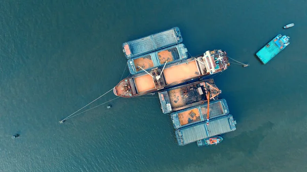 Containerschiff von oben in der Schiffslogistik — Stockfoto