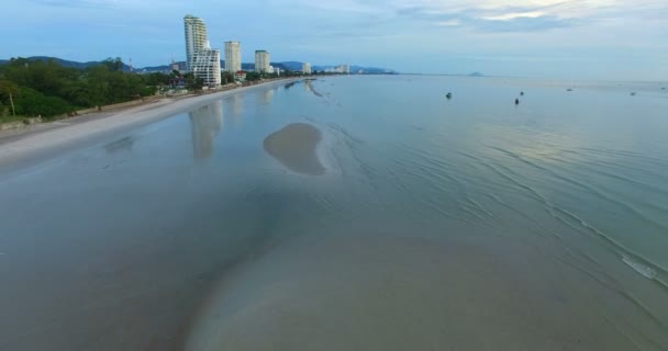 タイ南部のフアヒン海岸ビーチプルチャップカリカーンの空中ビュー — ストック動画