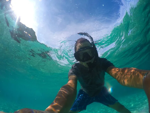 Asiático hombre tomar fotografía bajo mar agua — Foto de Stock