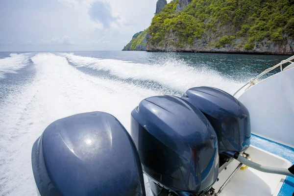 Vista trasera de la lancha rápida que corre sobre el agua de mar para viajar des —  Fotos de Stock