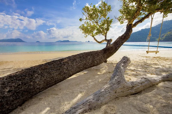 Bela praia do mar de nyuang oo phee ilha andaman mar myanmar — Fotografia de Stock