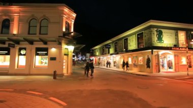 Queenstown New Ealand-August28:traffic sahne ve queenstown önemli seyahat hedef Güney Adası ' august28, 2015 queenstown newzealand alışveriş merkezi gece yolda yürürken turizm