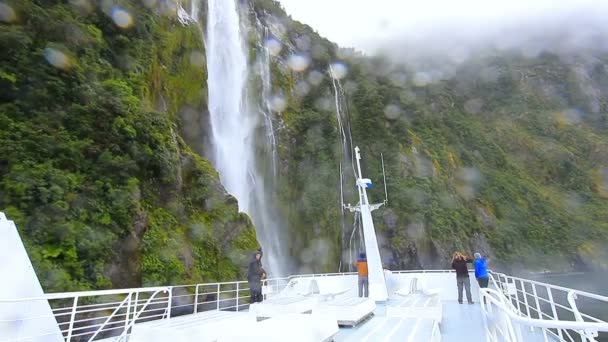 Milford ses Yeni Zelanda - 30 Ağustos: milford ses fiordland arazi milli park yeri Ağustos 30,2015 Yeni Zelanda seyahat eden en popüler gezi tekne üstünde duran turizm — Stok video