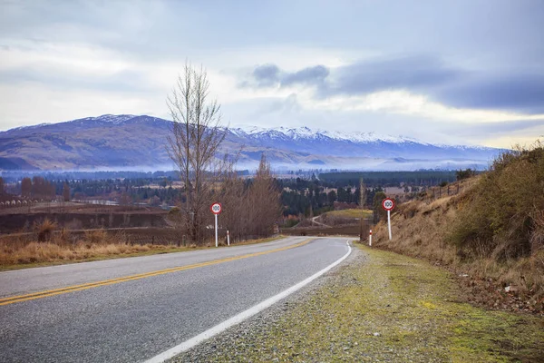 道路とクイーンズタウン ニュージーランドの田園風景 — ストック写真