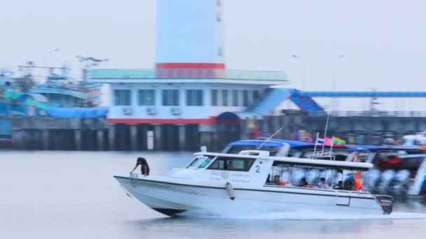 RANONG THAILAND - toukokuu 5: turisti nopeus vene lähtö lomake ranong portti kaunis saari matkustaa määränpää toukokuu 5, 2017 Ranong Etelä Thaimaan — kuvapankkivideo