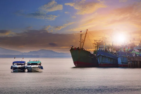 Beautiful sun rising sky ranong port andaman sea southern of tha — Stock Photo, Image