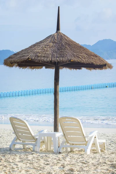 Супружеские пары белых стульев на морском пляже — стоковое фото