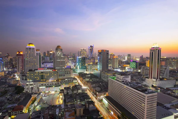 Bangkok Thailand - April21: vacker solnedgång sky och bygga l — Stockfoto