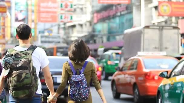 バンコク タイ - 12 月 20 日: 観光とヤワラー通り最大タイ - バンコク タイの 2015 年 12 月 20 日にバンコクの中心部の中国のコミュニティの上を歩く人 — ストック動画