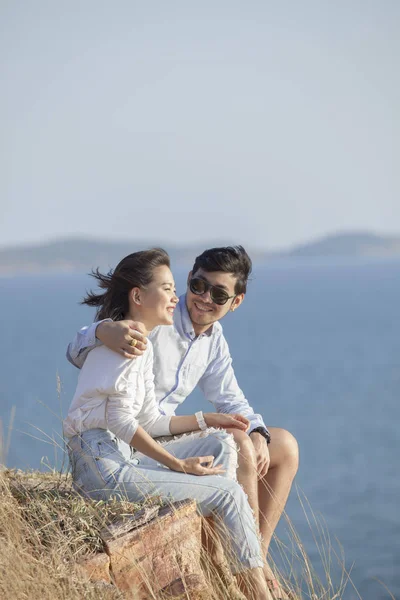 Portrait de asiatique plus jeune homme et femme relaxant vacances à la mer — Photo