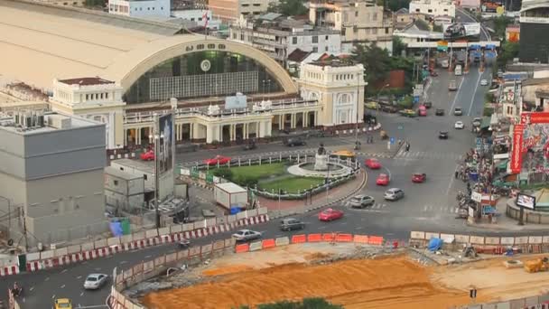 BANGKOK TAILANDIA - 20 DE MAYO: tráfico terrestre y la estación de tren de Hua Lumphong en el corazón de Bangkok el 20 de mayo de 2017 en Bangkok — Vídeo de stock