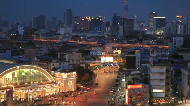 BANGKOK TAILANDIA - 20 DE MAYO: hermosos semáforos y la estación de tren de Hua Lumphong en el corazón de Bangkok el 20 de mayo de 2017 en Bangkok — Vídeos de Stock