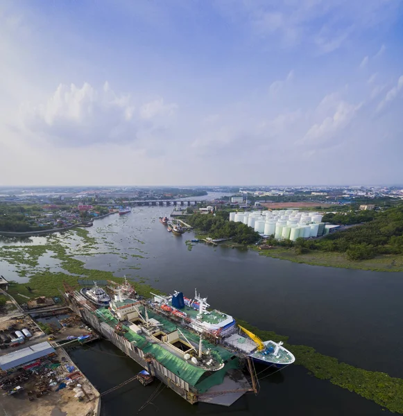 Flygfoto över mea nam ta chin river i samuthsakorn provinsen ou — Stockfoto