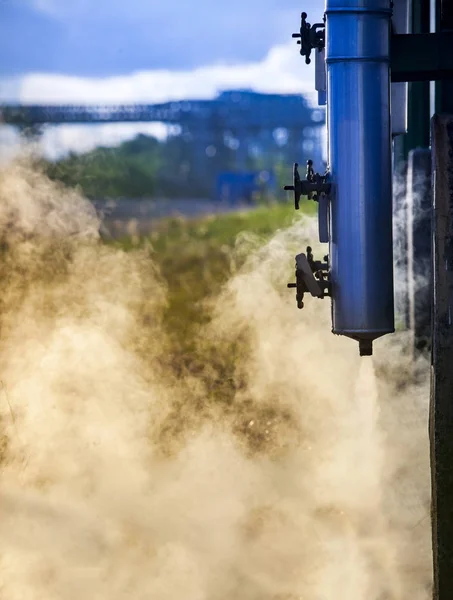 Röken från hög pressmeddelande röret i tunga petrokemiska i — Stockfoto