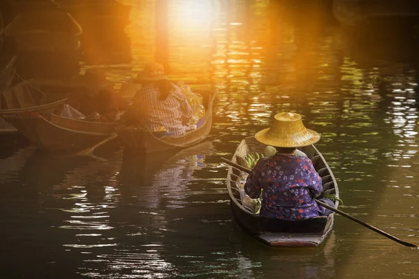 Woman sailing thai trading boat in floating maket most popular t — Stock Photo, Image