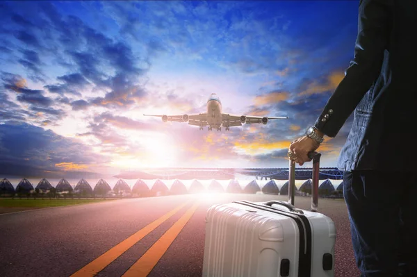 Traveling man and luggage back and air plane over airport runway — Stock Photo, Image
