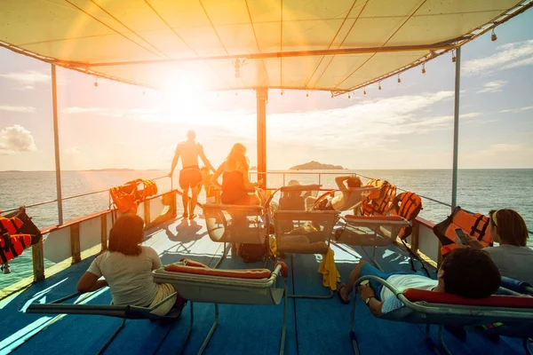 Turistické relaxační na cestovní loď střechy a sluneční světlo nebe dopředu — Stock fotografie