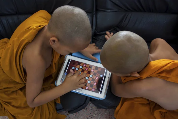 Бангкок Тайланд - ЯНВАРЬ 9: два маленьких монаха Будды играют доктора — стоковое фото