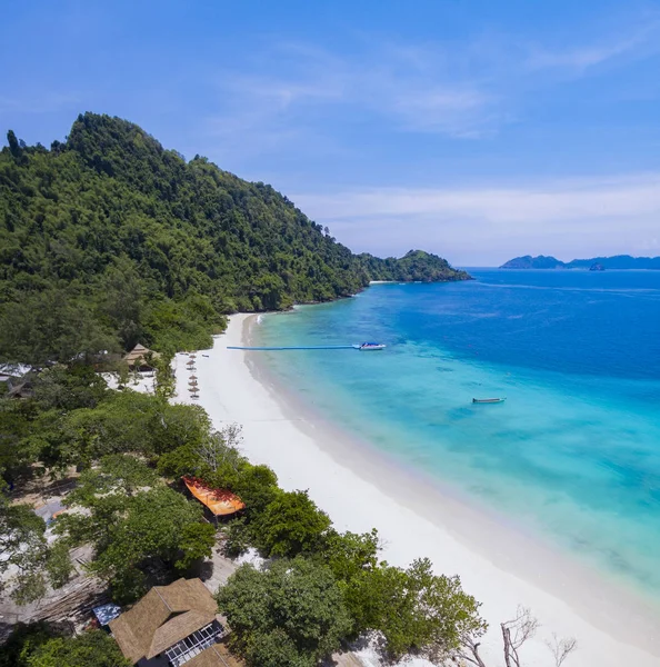 Beautiful white sand beach of nyaung oo phee island andaman sea — Stock Photo, Image