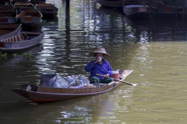 Ratchaburi Tayland - 21 Mayıs: Taylandlı kadın kıdemli yelken gıda bo