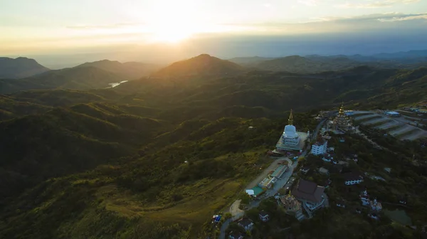 Widok z lotu ptaka z wat phar sorn kaew najbardziej popularnych religii destinat — Zdjęcie stockowe