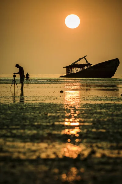 Fotógrafo tirar uma fotografia de abandonar barco naufragado em phuk — Fotografia de Stock