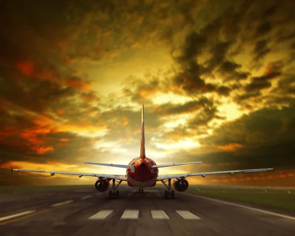 Avión despegando de la pista del aeropuerto — Foto de Stock