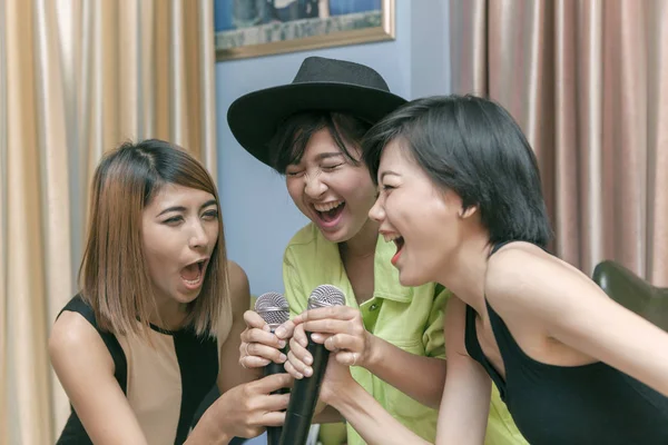 Ázsiai fiatalabb nőt énekelni karaoke dal boldogság arc — Stock Fotó