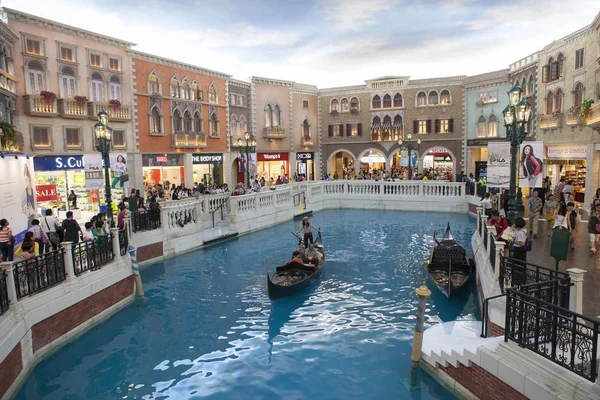 VENETIAN MACAU CHINA - 22 de agosto de 2014: turista em barco de gôndola — Fotografia de Stock