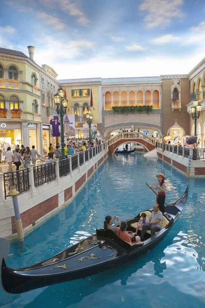 Venezianisches Macau China - 22. August 2014: Tourist im Gondelboot — Stockfoto
