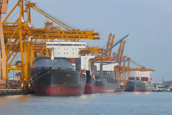 BANGKOK THAILAND - JUNHO 27,2013: grande contentor de carga do navio — Fotografia de Stock