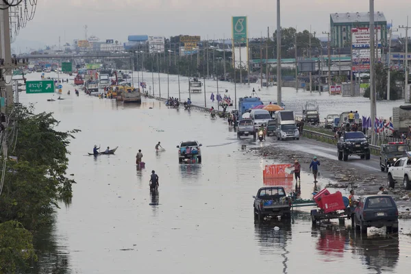 AYUTHAYA TAILANDIA - 14 DE OCTUBRE DE 2011: Ataque de agua de inundación en la phah — Foto de Stock