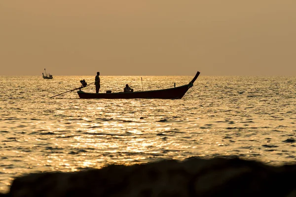 Siluet matahari terbenam langit manusia pada perahu panjang phuket thailand — Stok Foto