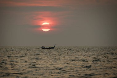 gün batımı ve uzun kuyruk tekne phuket Tayland
