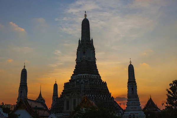 Silueta fotografía puesta del sol cielo de wat arun templo más popula — Foto de Stock